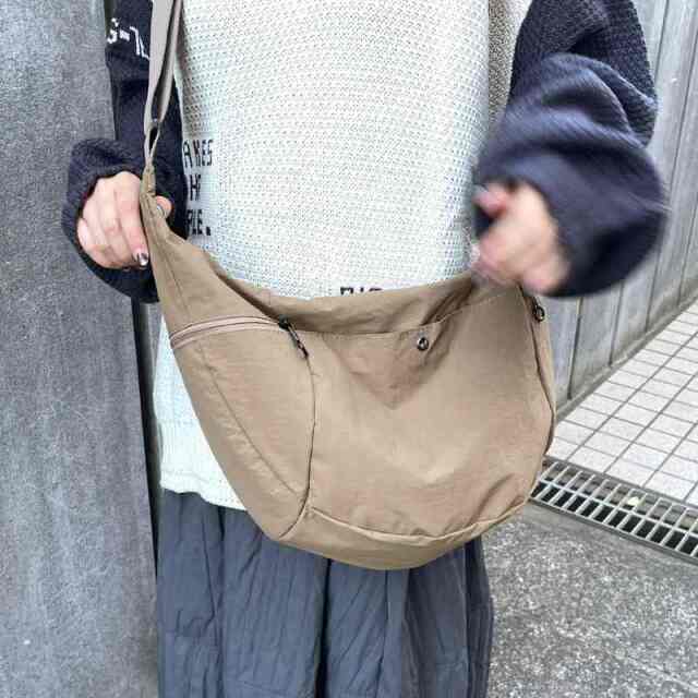 撥水三日月ショルダーバッグ