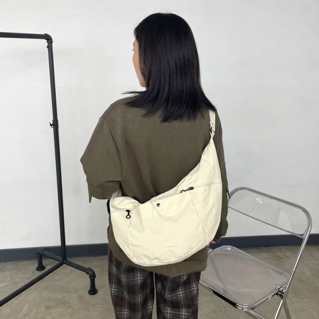 撥水三日月ショルダーバッグ