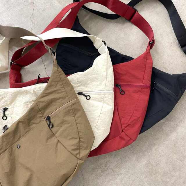 撥水三日月ショルダーバッグ