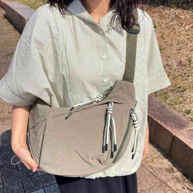 撥水三日月ショルダーバッグ