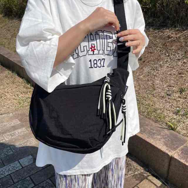 撥水三日月ショルダーバッグ