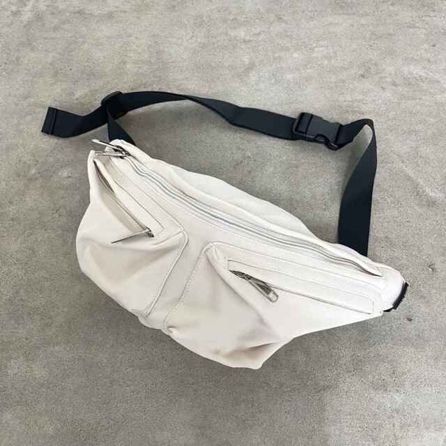 撥水斜めZIPボディーバッグ