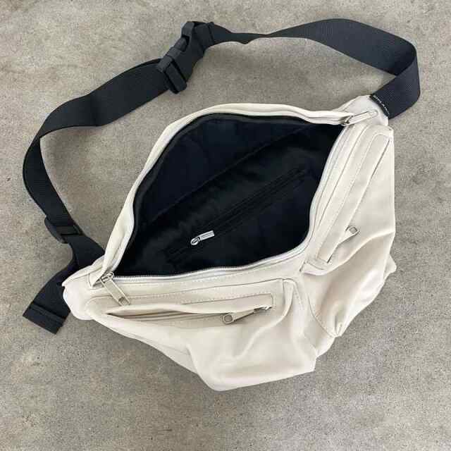撥水斜めZIPボディーバッグ