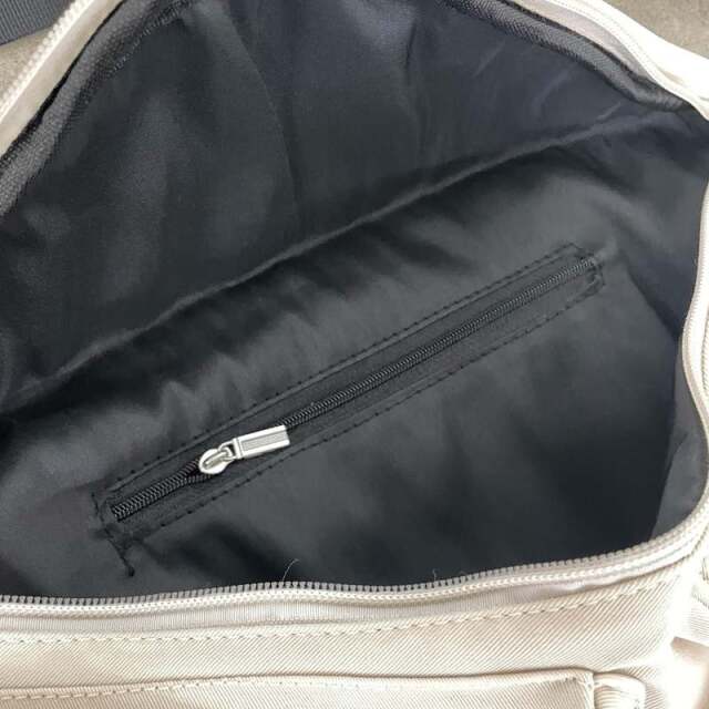 撥水斜めZIPボディーバッグ