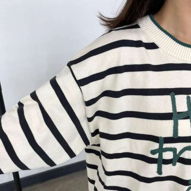 ロゴ刺繍プルオーバー