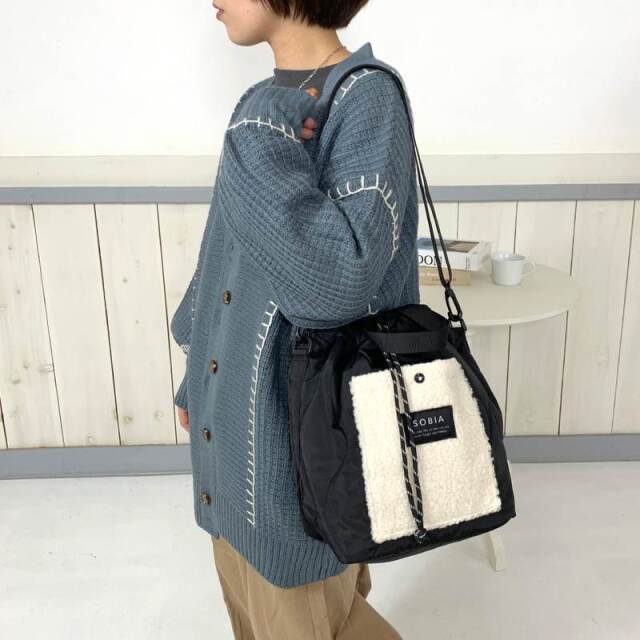 エンベロープ型☆【ALDO】キルト地ショルダーバッグ♪ Arwen アルウェン キルトショルダーバッグ - ブラック | CHARLES