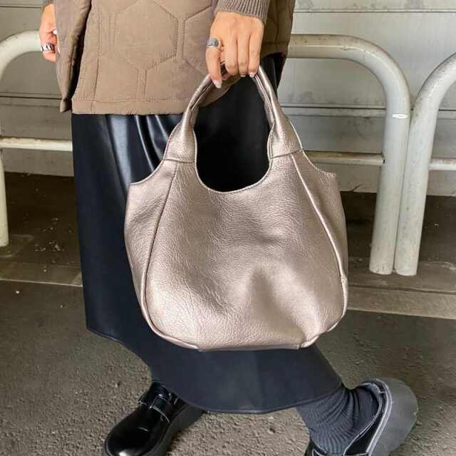 希少完売品‼️Testarta 合成皮革ラウンドトートカートバックベージュ×カーキ 希少完売品‼️Testarta 合成皮革ラウンドトートカートバック