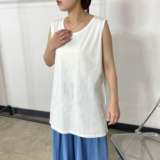 サイドスリットタンクトップ