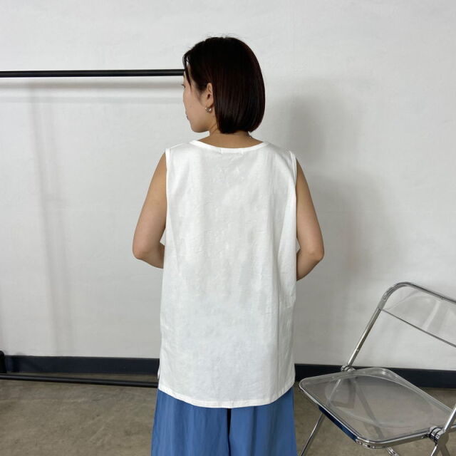 サイドスリットタンクトップ