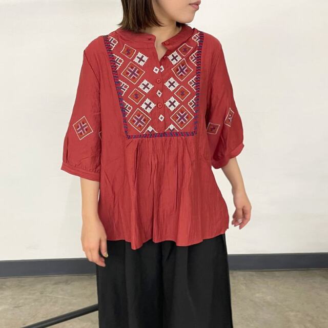 カラー刺繍プルオーバー