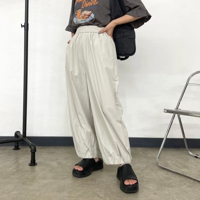 裾ギャザーナイロン風パンツ