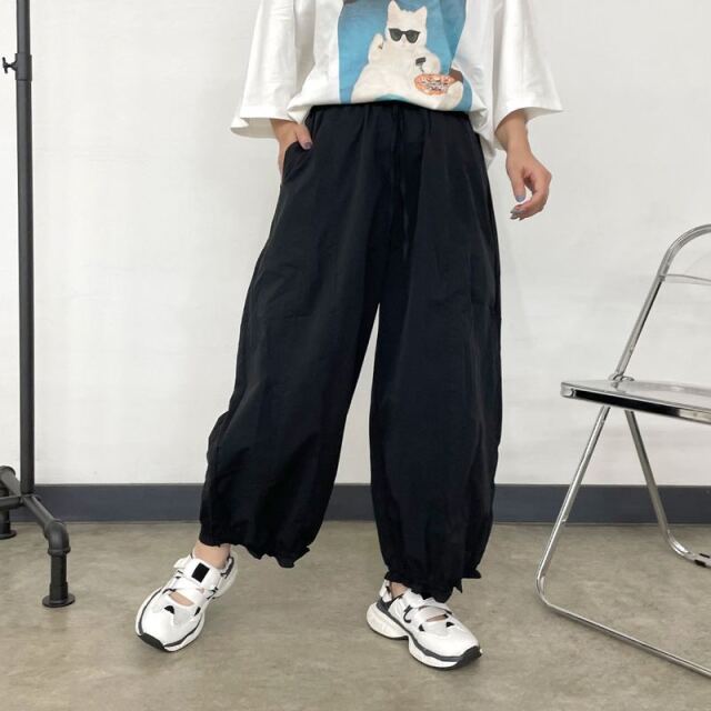 裾フリルナイロン風パンツ