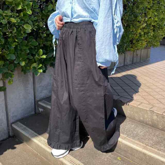 裾フリルツイルパンツ