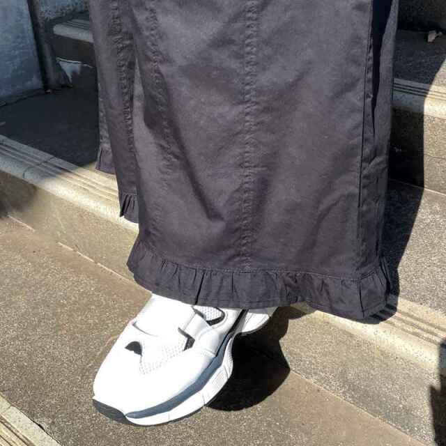 裾フリルツイルパンツ