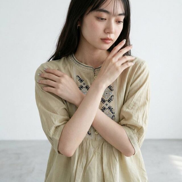 刺繍ブラウス