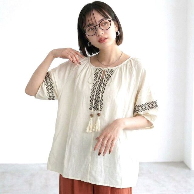 刺繍タッセルブラウス