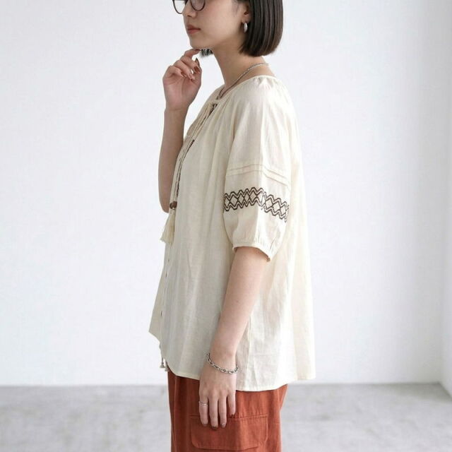刺繍タッセルブラウス