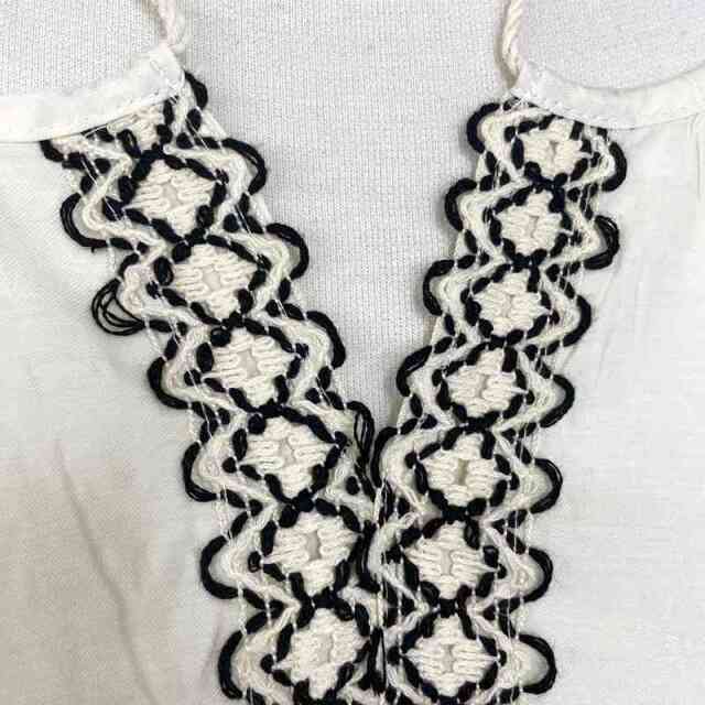 刺繍タッセルブラウス