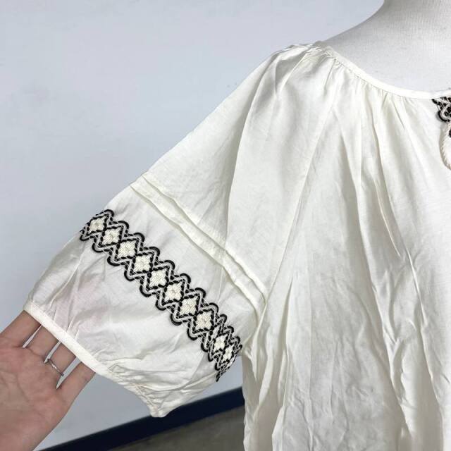 刺繍タッセルブラウス