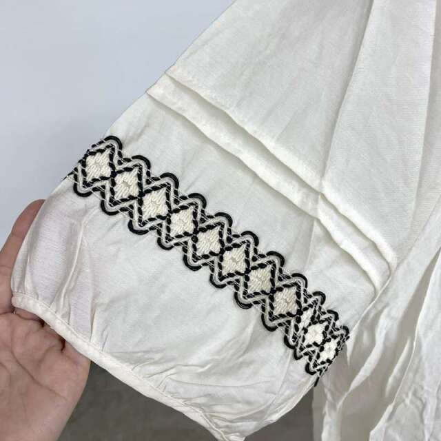 刺繍タッセルブラウス