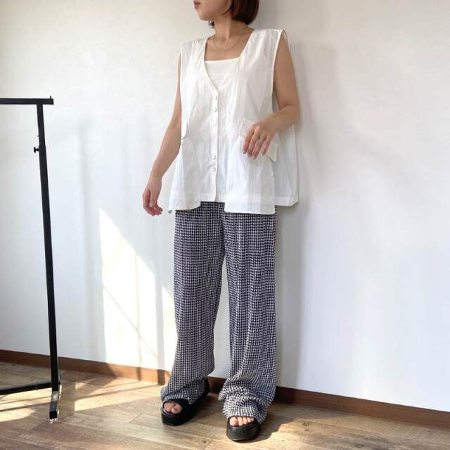 ナイロン風ボタンベスト