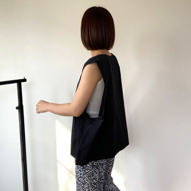 ナイロン風ボタンベスト