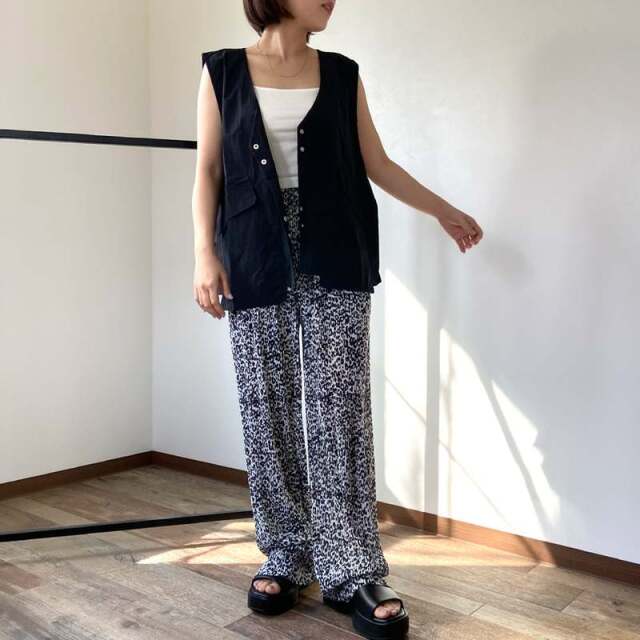 ナイロン風ボタンベスト