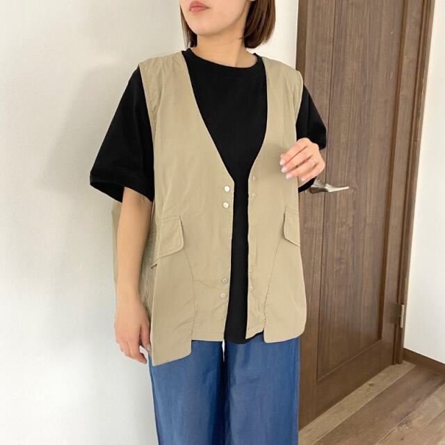 ナイロン風ボタンベスト