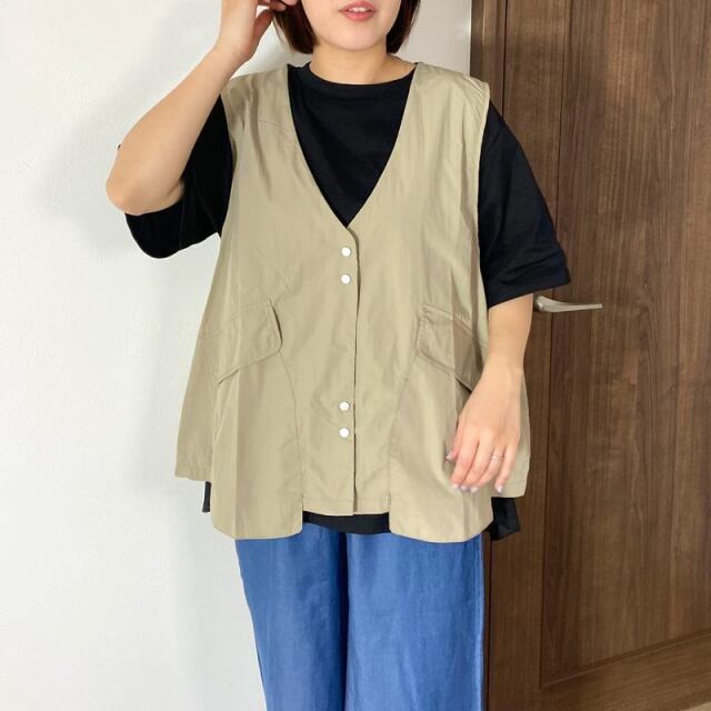 ナイロン風ボタンベスト