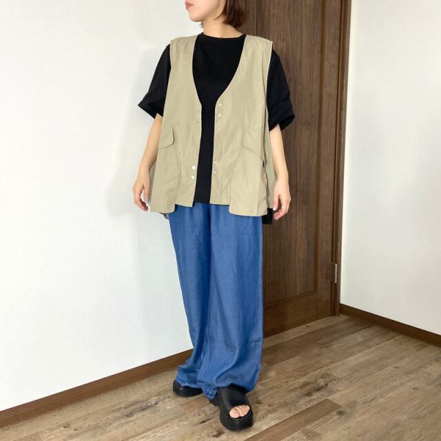ナイロン風ボタンベスト