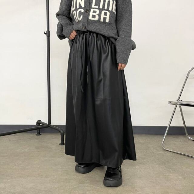 合成皮革フレアスカート