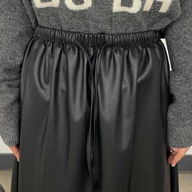 合成皮革フレアスカート