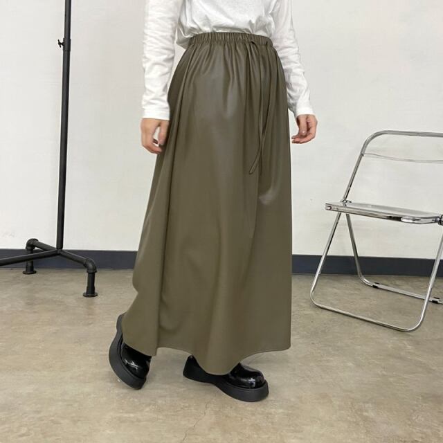 合成皮革フレアスカート