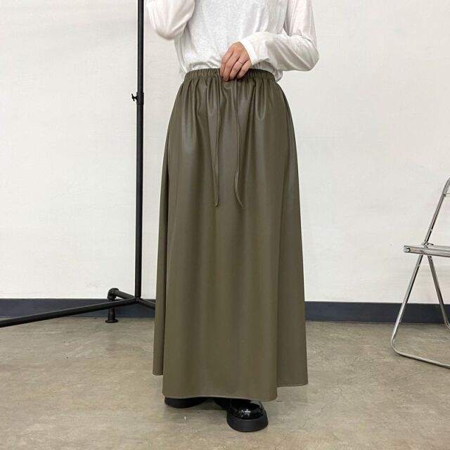 合成皮革フレアスカート