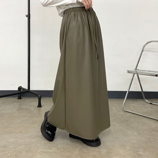 合成皮革フレアスカート