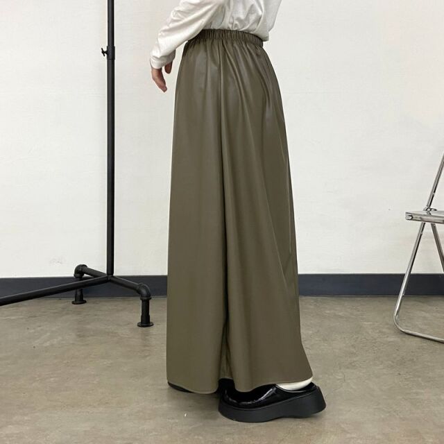 合成皮革フレアスカート