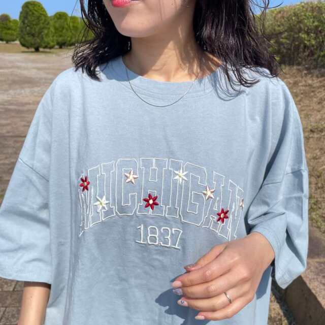 カレッジロゴ花刺繍BIGTシャツ