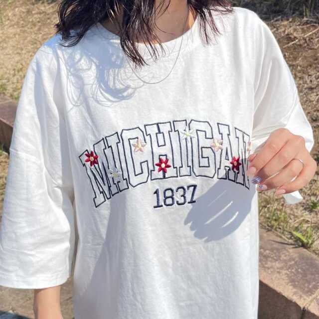 カレッジロゴ花刺繍BIGTシャツ