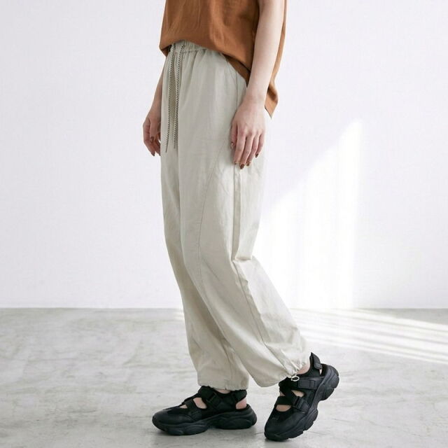 ナイロン風カーブパンツ