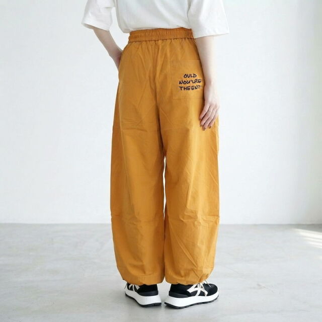 ナイロン風刺繍ロゴパンツ