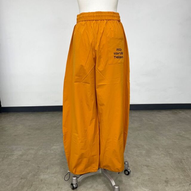 ナイロン風刺繍ロゴパンツ