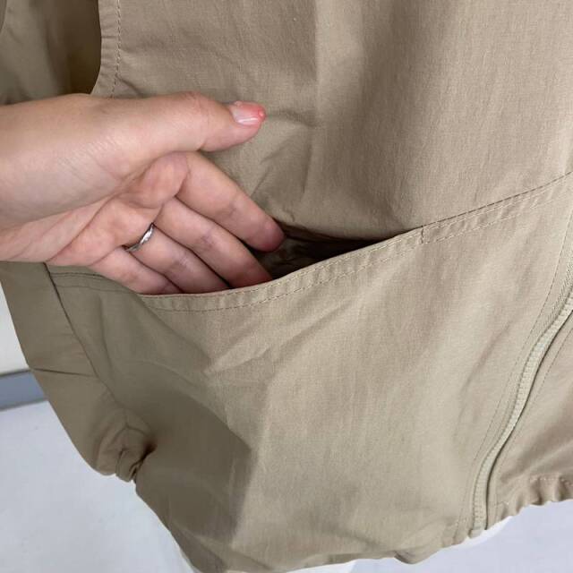 ナイロン風フードベスト