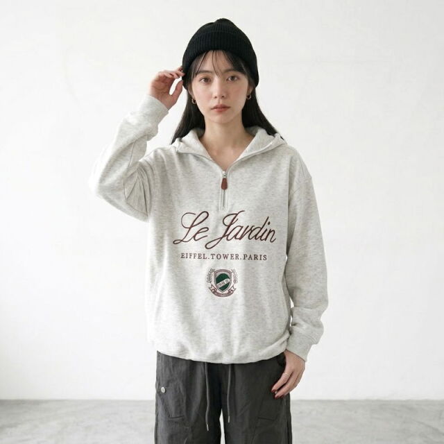 刺繍ロゴハーフジップパーカー