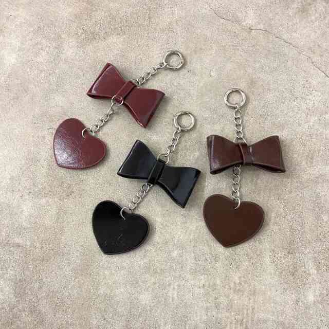 リボンチャーム付きハンドバッグ