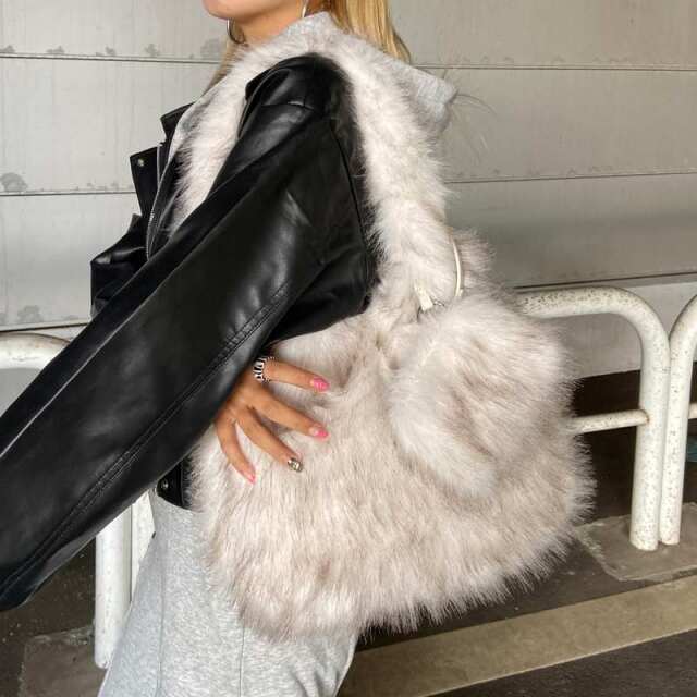 フェイクファーポーチ付きバッグ