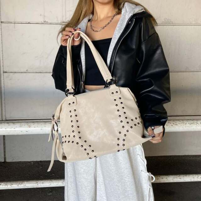 合成皮革スタッズボストンバッグ
