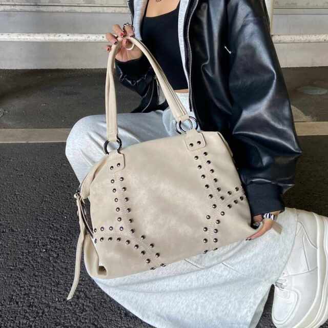 合成皮革スタッズボストンバッグ