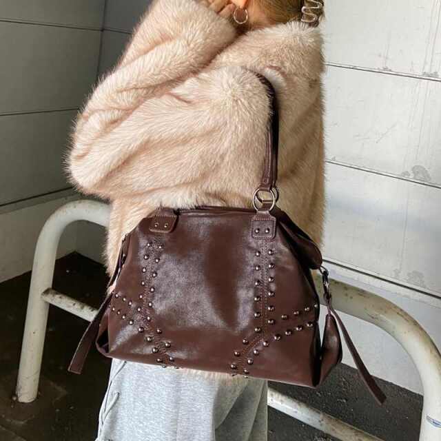 合成皮革スタッズボストンバッグ