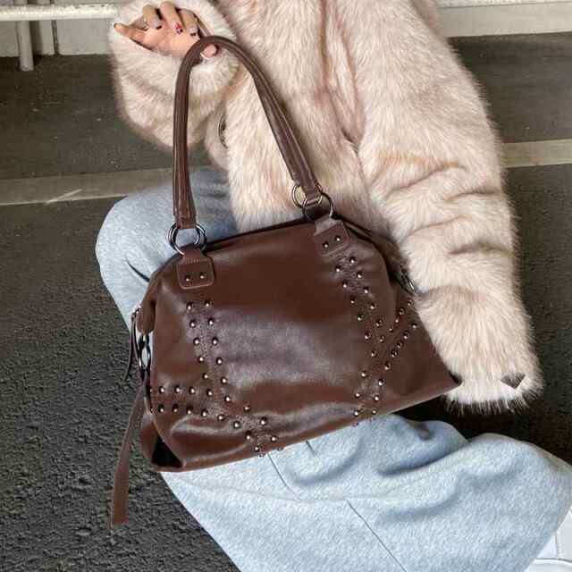 合成皮革スタッズボストンバッグ