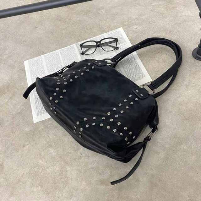 合成皮革スタッズボストンバッグ